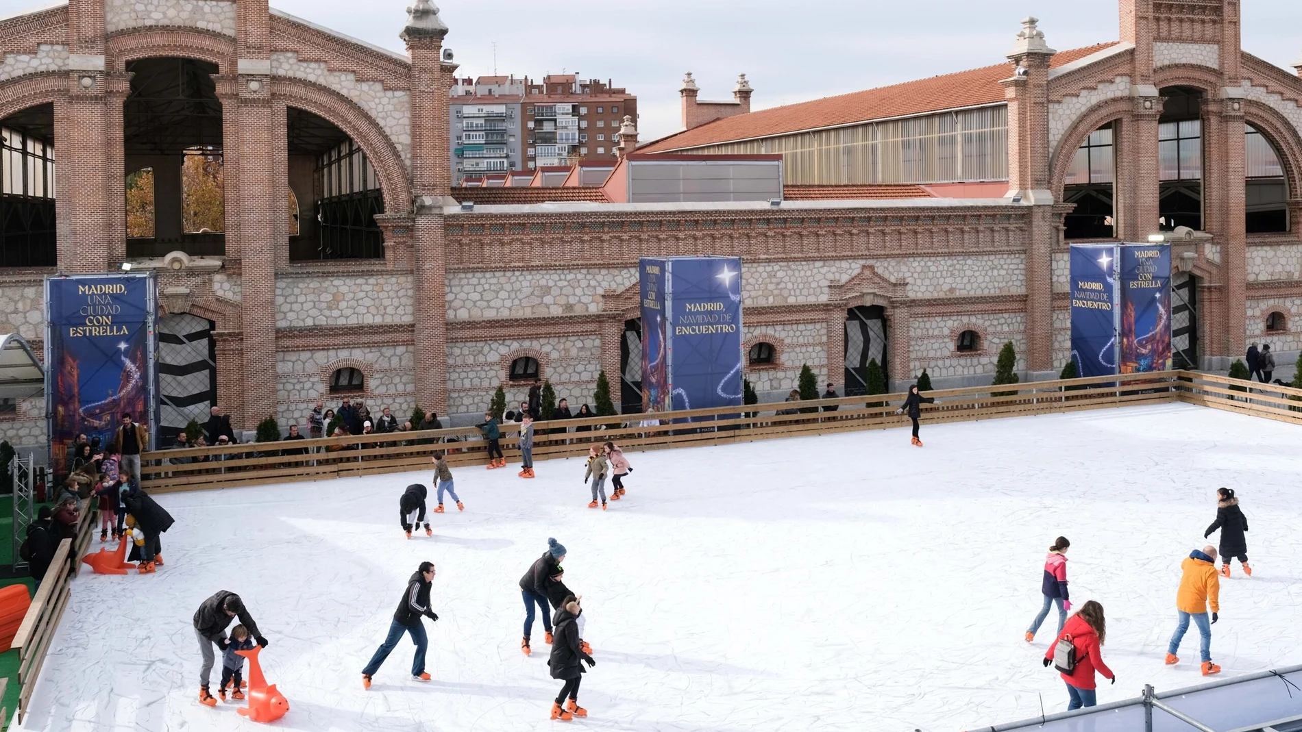 La pista de hielo de Matadero Madrid abre al público desde el próximo viernes hasta el 6 de enero REMITIDA / HANDOUT por AYUNTAMIENTO DE MADRID Fotografía remitida a medios de comunicación exclusivamente para ilustrar la noticia a la que hace referencia la imagen, y citando la procedencia de la imagen en la firma 02/12/2024