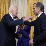 EEUU.- Biden rompe su promesa de no inmiscuirse en el proceso de su hijo Hunter y hace historia concediéndole el indulto