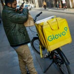 Glovo dejará de trabajar con repartidores autónomos y les hará contratos laborales