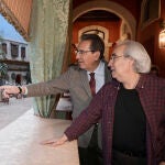 Antonio Pulido y el reconocido belenista Luis Garduño durante la inauguración del belén