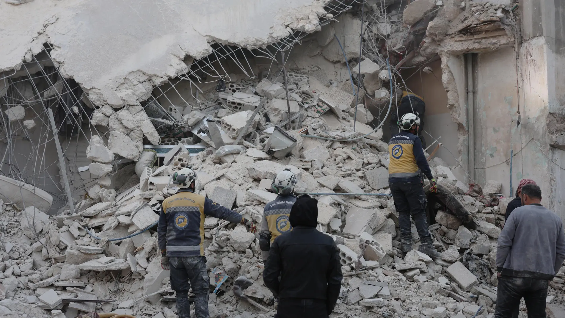 Idlib (Syrian Arab Republic), 02/12/2024.- Medics and local people inspect rubble of the damaged Ibn Sina Hospital following a Russian airstrike, in Idlib, Northern Syria, 02 December 2024. The Syrian Civil Defense reported three people were killed as a result of airstrikes targeting three hospitals in Idlib, on 02 December. Syrian opposition forces, led by the Islamist militant group Hayat Tahrir al-Sham (HTS) launched an offensive on 27 November, taking large parts of Aleppo, Syria's second...
