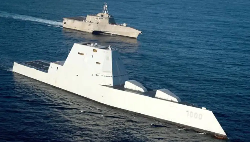 El destructor USS Zumwalt (DDG-1000) navegando junto con el buque de combate litoral USS Independence (LCS 2) en el año 2016.
