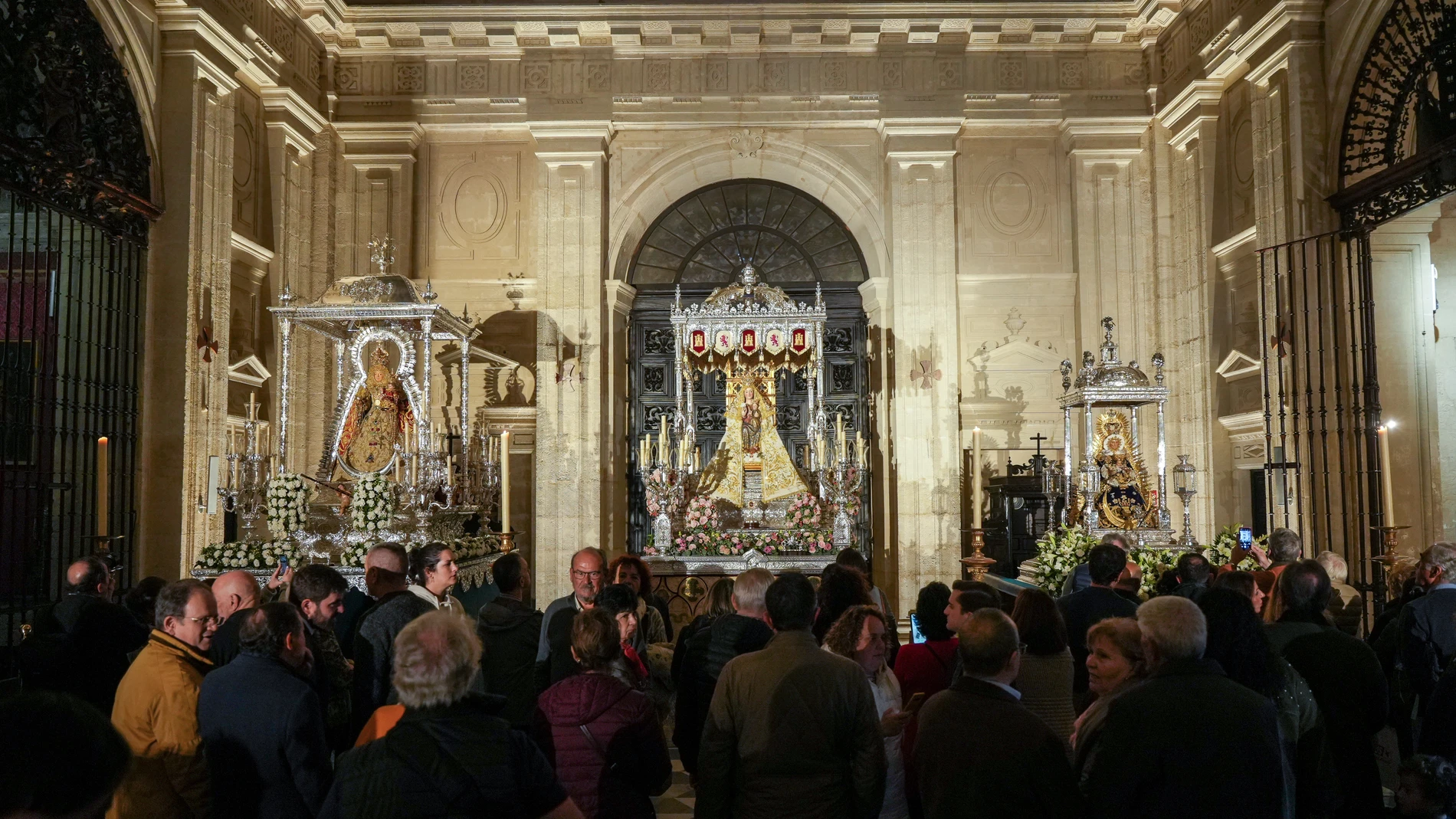 Las imágenes que procesionan el domingo en la parroquia del Sagrario. A 2 de diciembre de 2024, en Sevilla, Andalucía (España). La Virgen de Setefilla, la de Valme y la de Consolación se encuentran ya en Sevilla capital para participar en la procesión magna del próximo domingo, en los pasos con los que desfilarán durante el cortejo extraordinario que clausurará el II Congreso Internacional de Hermandades y Piedad Popular. 02 DICIEMBRE 2024 Francisco J. Olmo / Europa Press 02/12/2024