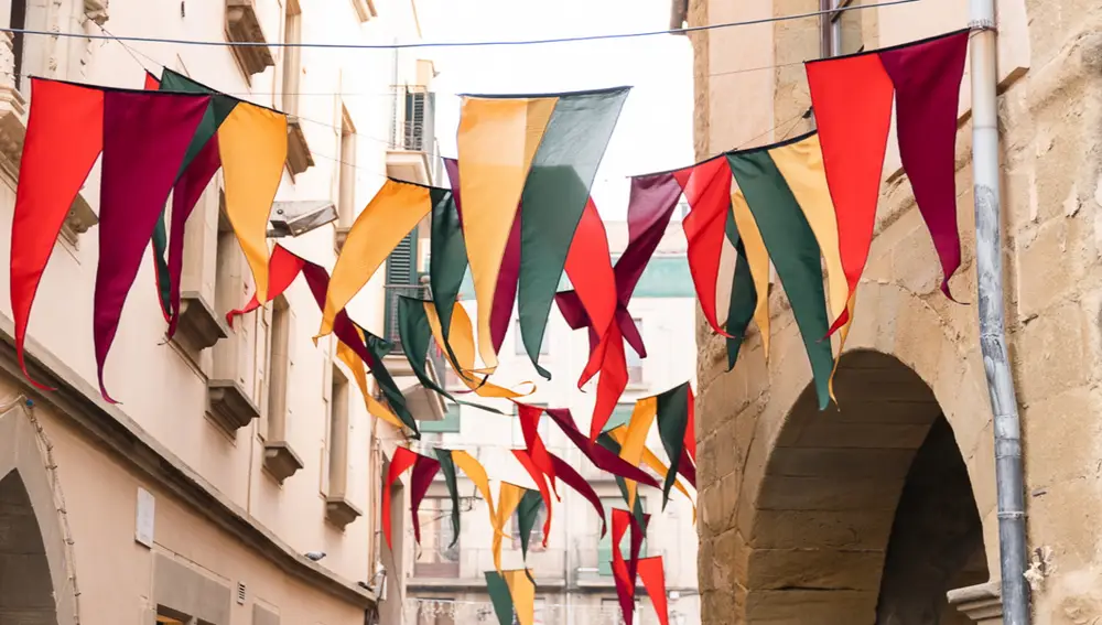Banderines de fiesta en las calles de Vic