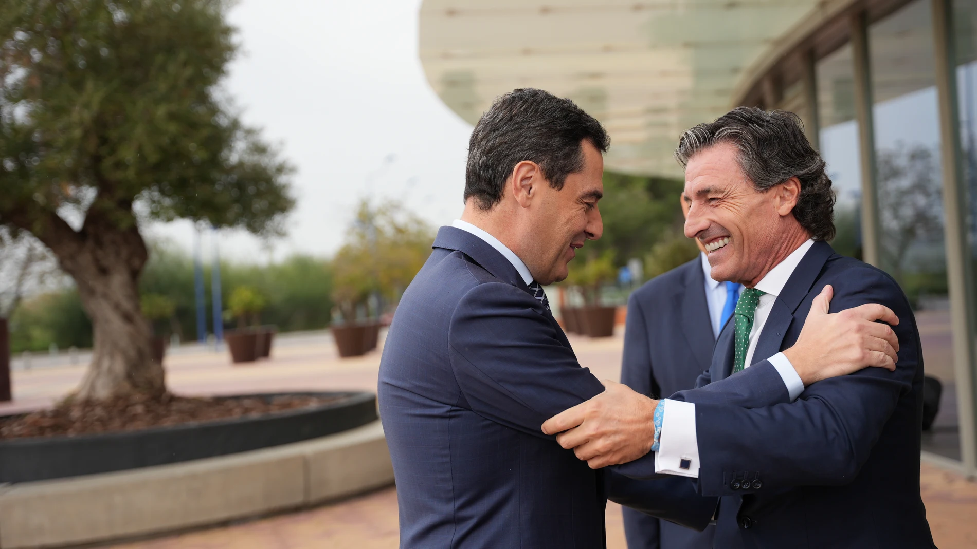 El presidente de la Junta de Andalucía, Juanma Moreno (I) saluda al presidente de EY España, Federico Linares,(d) durante al inauguración de la nueva sede de EY. A 2 de diciembre de 2024, En Sevilla, Andalucía (España). El presidente de la Junta de Andalucía, Juanma Moreno, ha inaugurado la nueva sede de la empresa EY en Sevilla, destacando el compromiso de la compañía con la región y su contribución al desarrollo económico y empresarial. En el acto, al que también asistió el consejero de la ...