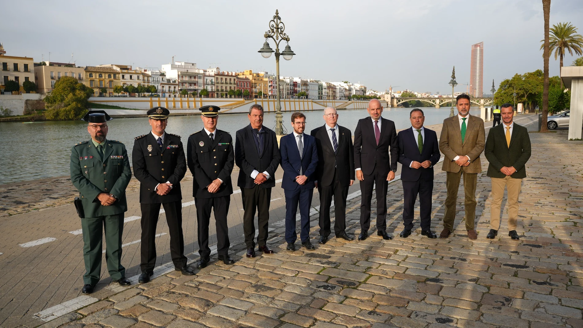 Cargos públicos de diversas administraciones que conforman el dispositivo especial de seguridad y movilidad de la Magna. REMITIDA / HANDOUT por AYTO.DE SEVILLA Fotografía remitida a medios de comunicación exclusivamente para ilustrar la noticia a la que hace referencia la imagen, y citando la procedencia de la imagen en la firma 02/12/2024
