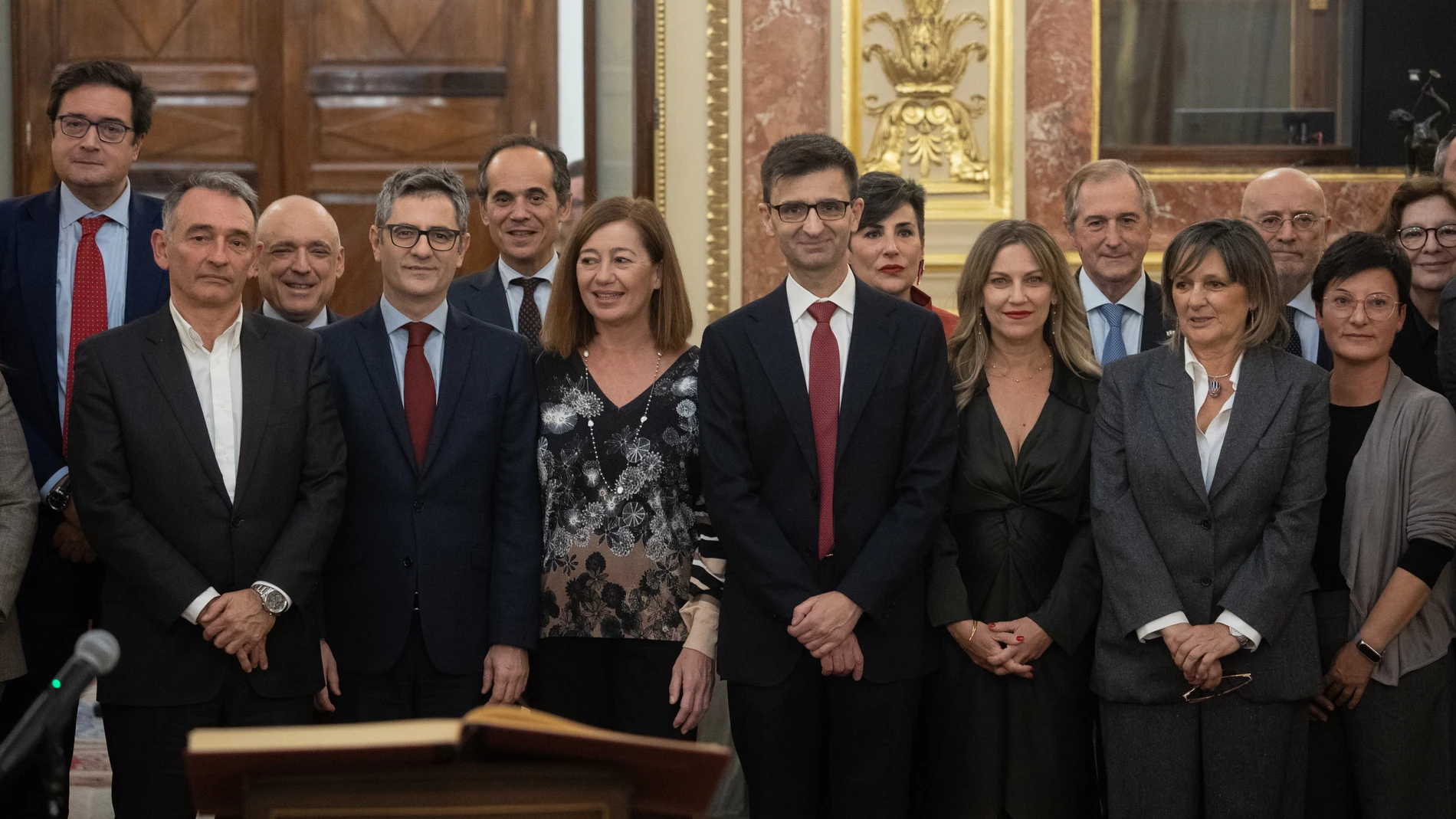 El presidente de la Corporación RTVE, José Pablo López (4i), el ministro de la Presidencia, Justicia y Relaciones con las Cortes, Félix Bolaños (2i); la presidenta del Congreso, Francina Armengol (3i), y el diputado de Sumar Enrique Santiago (1i), durante el acto de jura de acatamiento de la Constitución, en el Congreso de los Diputados, a 2 de diciembre de 2024, en Madrid (España). El pleno del Congreso designó, el pasado jueves 28 de noviembre, con 178 votos a favor, al periodista José Pabl...