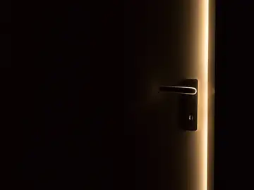 El motivo por el que todas las personas deberían dormir con la puerta cerrada El motivo por el que todas las personas deberían dormir con la puerta cerrada