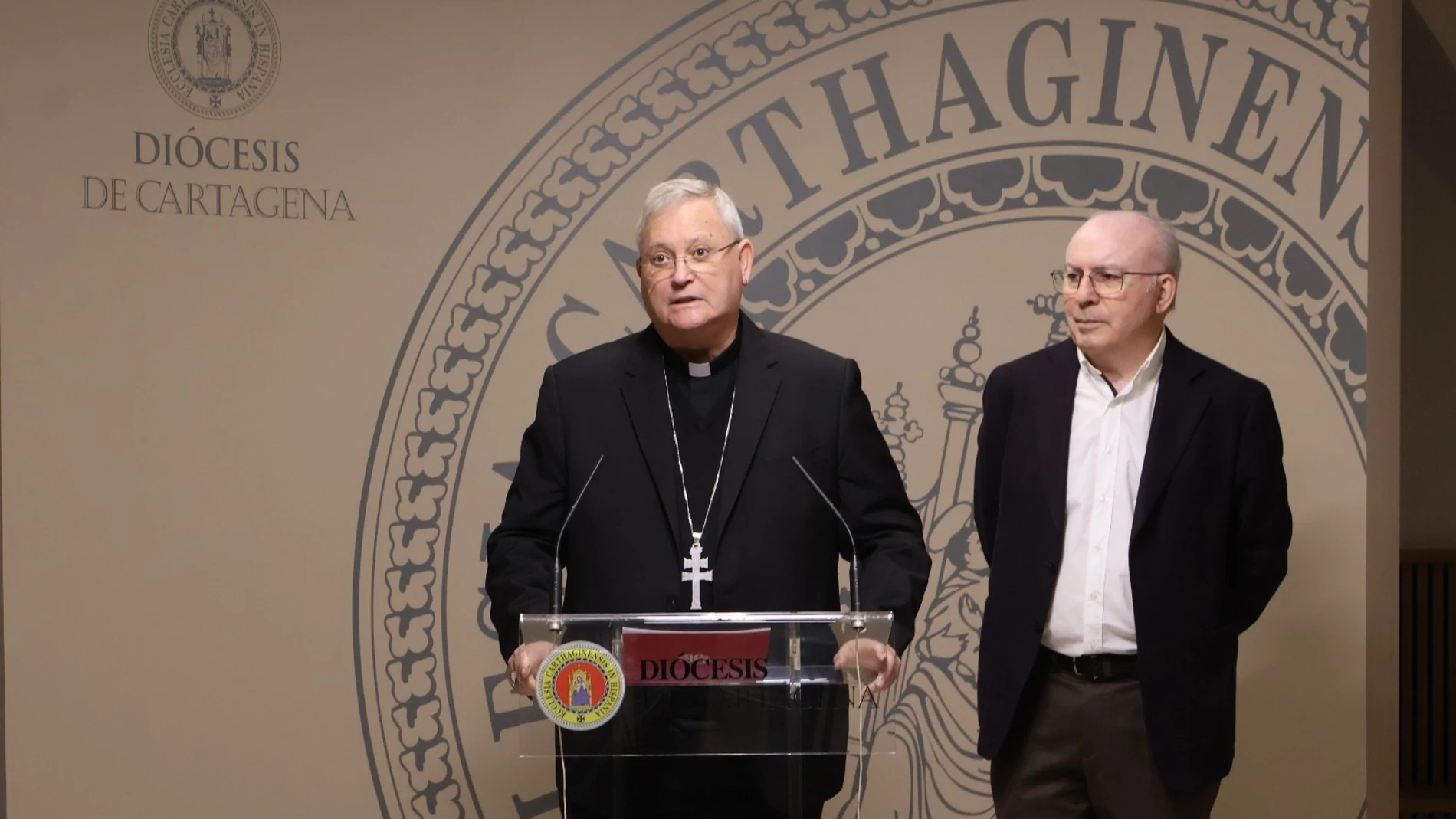 El obispo de la Diócesis de Cartagena, José Manuel Lorca, junto al director de Cáritas, José Antonio Planes