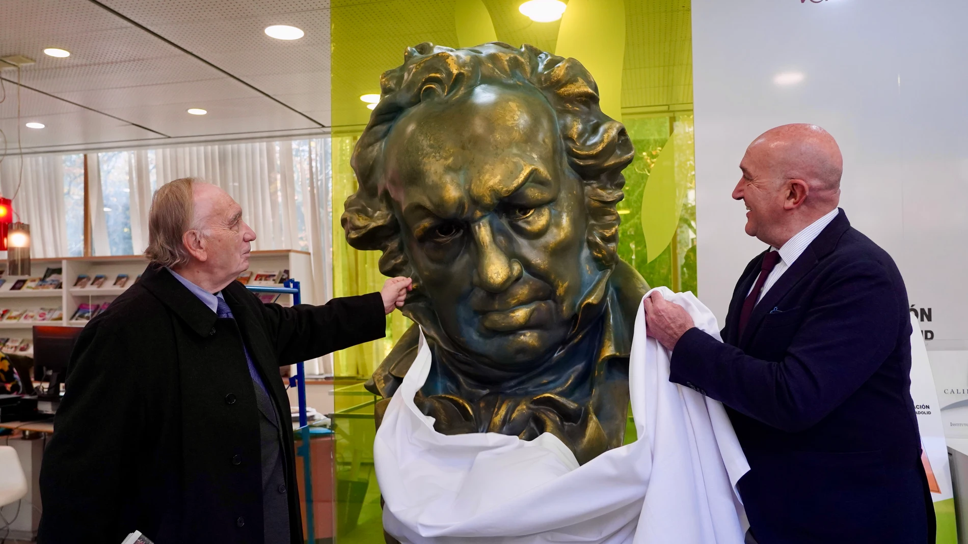 El alcalde de Valladolid, Jesús Julio Carnero, y el presidente de la Academia de Cine, Fernando Méndez-Leite, descubren la estatua