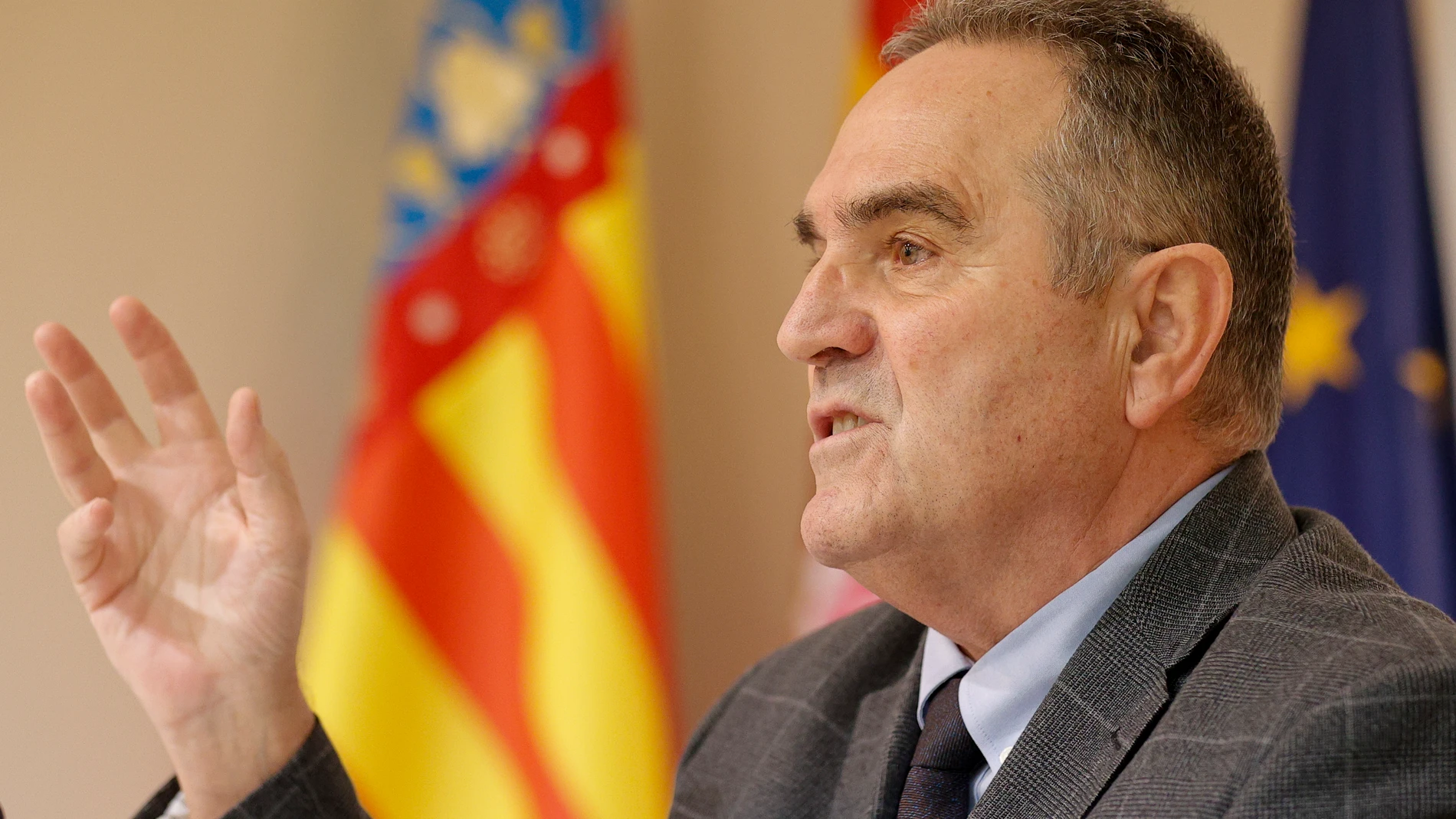 GRAFCVA4014. VALENCIA, 02/12/2024.- El vicepresidente segundo del Gobierno valenciano y conseller para la Recuperación Económica y Social, Francisco José Gan Pampols, durante su primera rueda de prensa, celebrada seis días después de su toma de posesión, en la que ha indicado que los principios que presiden la actuación de la Conselleria que dirige son los de "agilidad, coordinación, transparencia, claridad, rigor, profesionalidad y determinación". EFE/Manuel Bruque