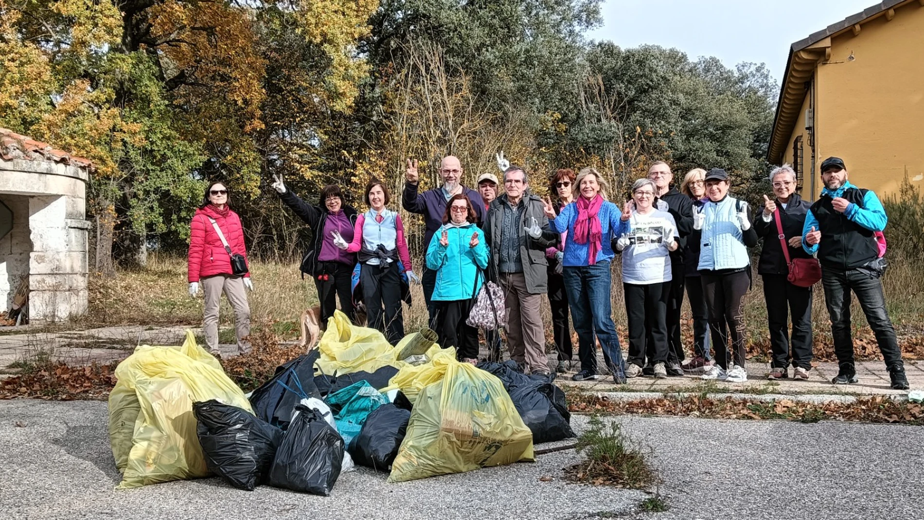 Voluntarios recogen basura en el bosque de Villafría