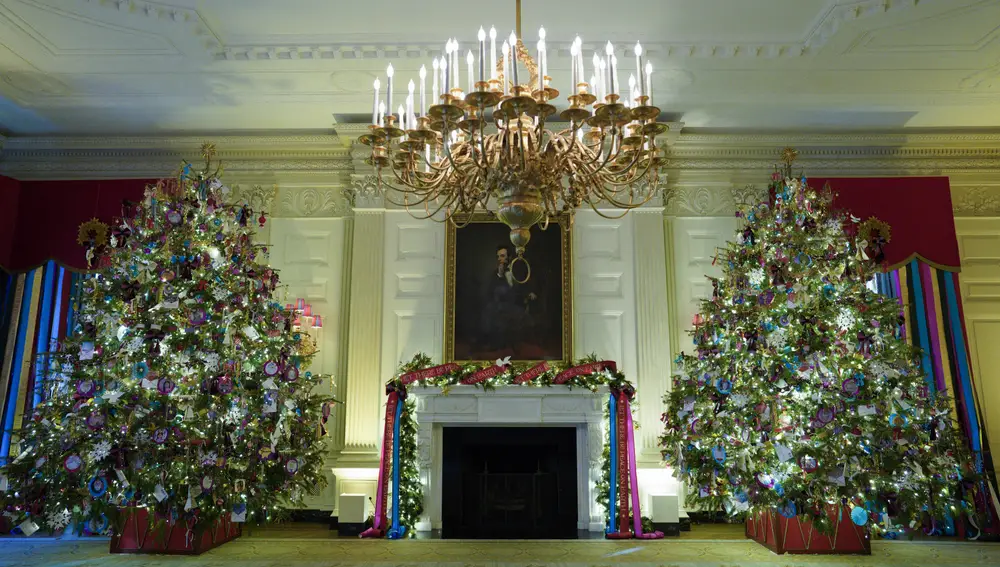 Se cuentan varios árboles de Navidad por sala