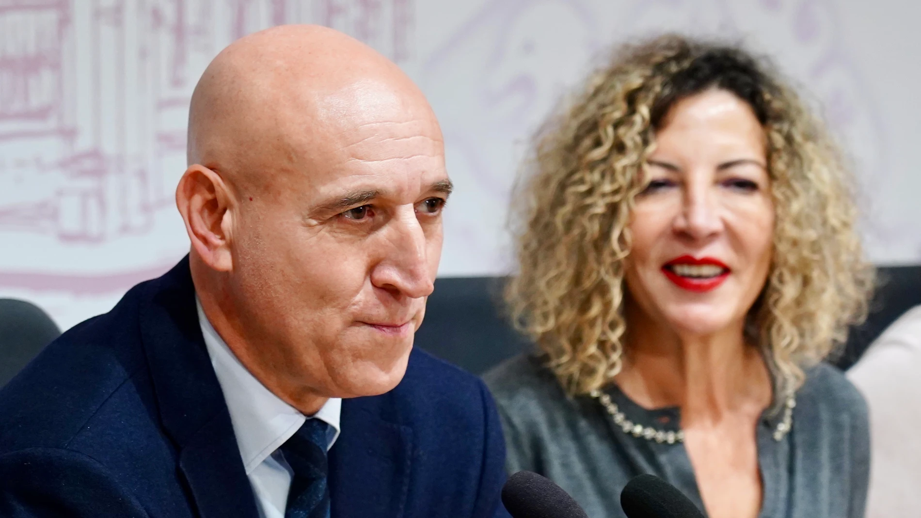 El alcalde de León, José Antonio Diez, y la presidenta de Amidown, Mamen Pardo, presentan el calendario solidario de Amidown 2025