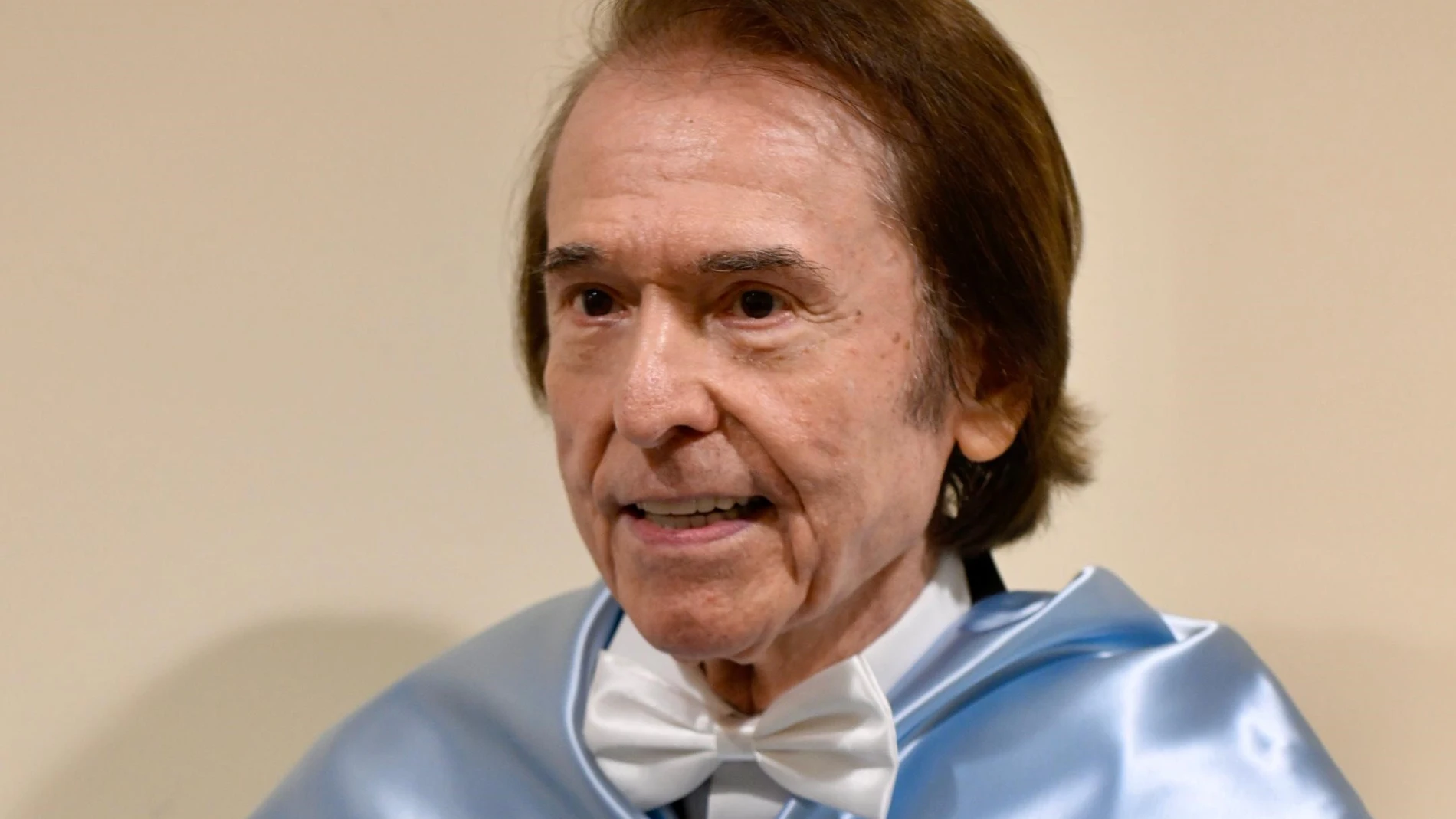 El artista Raphael durante el acto de investidura como Doctor Honoris Causa por la Universidad de Jaén. A 02 de diciembre de 2024, en Jaén (Andalucía, España). Rafael Martos Sánchez, Raphael, (Linares, 1943) ha sido investido este lunes como doctor 'honoris causa' por la Universidad de Jaén (UJA), en reconocimiento a la carrera de un artista que es "historia viva de la cultura española".02 DICIEMBRE 2024Juan de Dios Ortiz / Europa Press02/12/2024