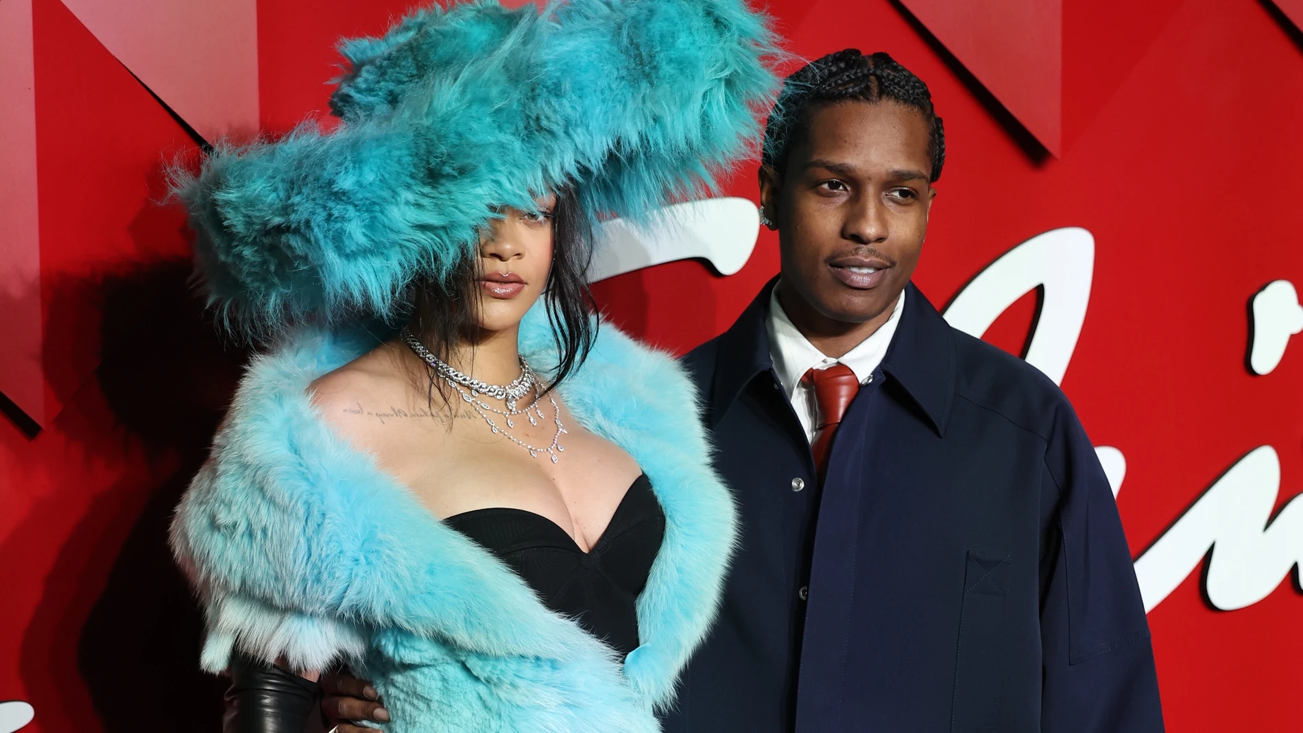 London (United Kingdom), 02/12/2024.- Barbadian singer and actor Rihanna (L) and US rapper ASAP Rocky pose on the red capret while arriving for the Fashion Awards 2024 at the Royal Albert Hall in London, Britain, 02 December 2024. (Moda, Reino Unido, Londres) EFE/EPA/NEIL HALL