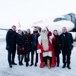 Tripulación de Iberia con Papá Noel en Rovaniemi, Laponia, su ciudad natal
