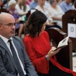 El delegado del Gobierno en la Comunidad de Madrid, Francisco Martín y la presidenta de la Comunidad de Madrid, Isabel Díaz Ayuso, asisten a la solemne eucaristía con la que se da inicio al ministerio episcopal de monseñor José Cobo como arzobispo de Madrid, en la Catedral de Santa María la Real de la Almudena.