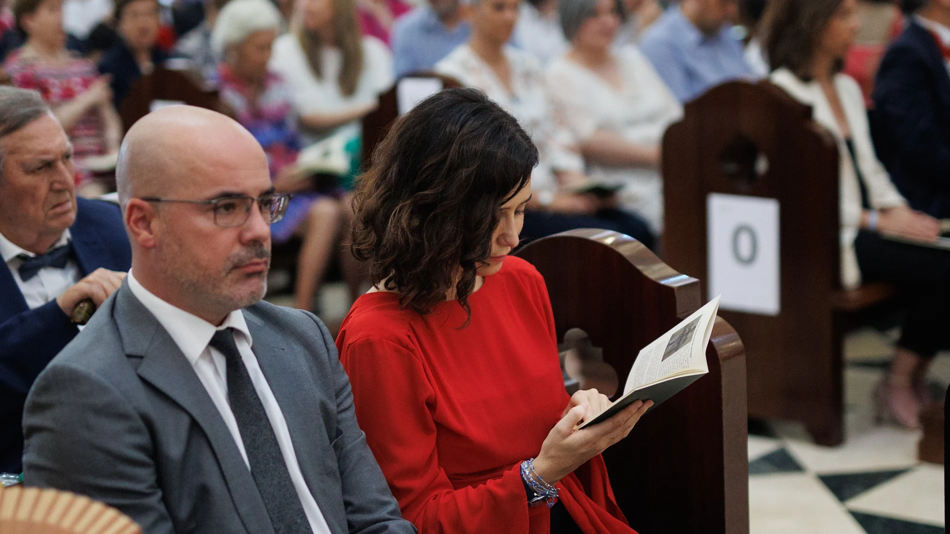 El delegado del Gobierno en la Comunidad de Madrid, Francisco Martín y la presidenta de la Comunidad de Madrid, Isabel Díaz Ayuso, asisten a la solemne eucaristía con la que se da inicio al ministerio episcopal de monseñor José Cobo como arzobispo de Madrid, en la Catedral de Santa María la Real de la Almudena.