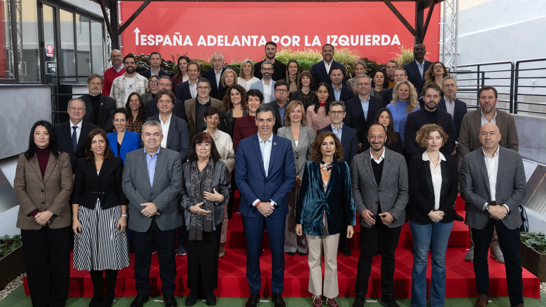 El secretario general del PSOE y presidente del Gobierno, Pedro Sánchez (c), posa en la foto de familia con la nueva Ejecutiva del PSOE aprobada en el 41º Congreso Federal, en la sede de Ferraz, a 2 de diciembre de 2024, en Madrid (España). La nueva dirección nacional fue aprobada este domingo en el Congreso Federal con un 90% de los apoyos, aumenta hasta 54 miembros e incorpora 17 caras nuevas. 02 DICIEMBRE 2024;SANCHEZ;CONGRESO;PSOE;41 Eduardo Parra / Europa Press 02/12/2024