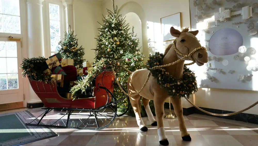 Un trineo decora la Casa Blanca por Navidad