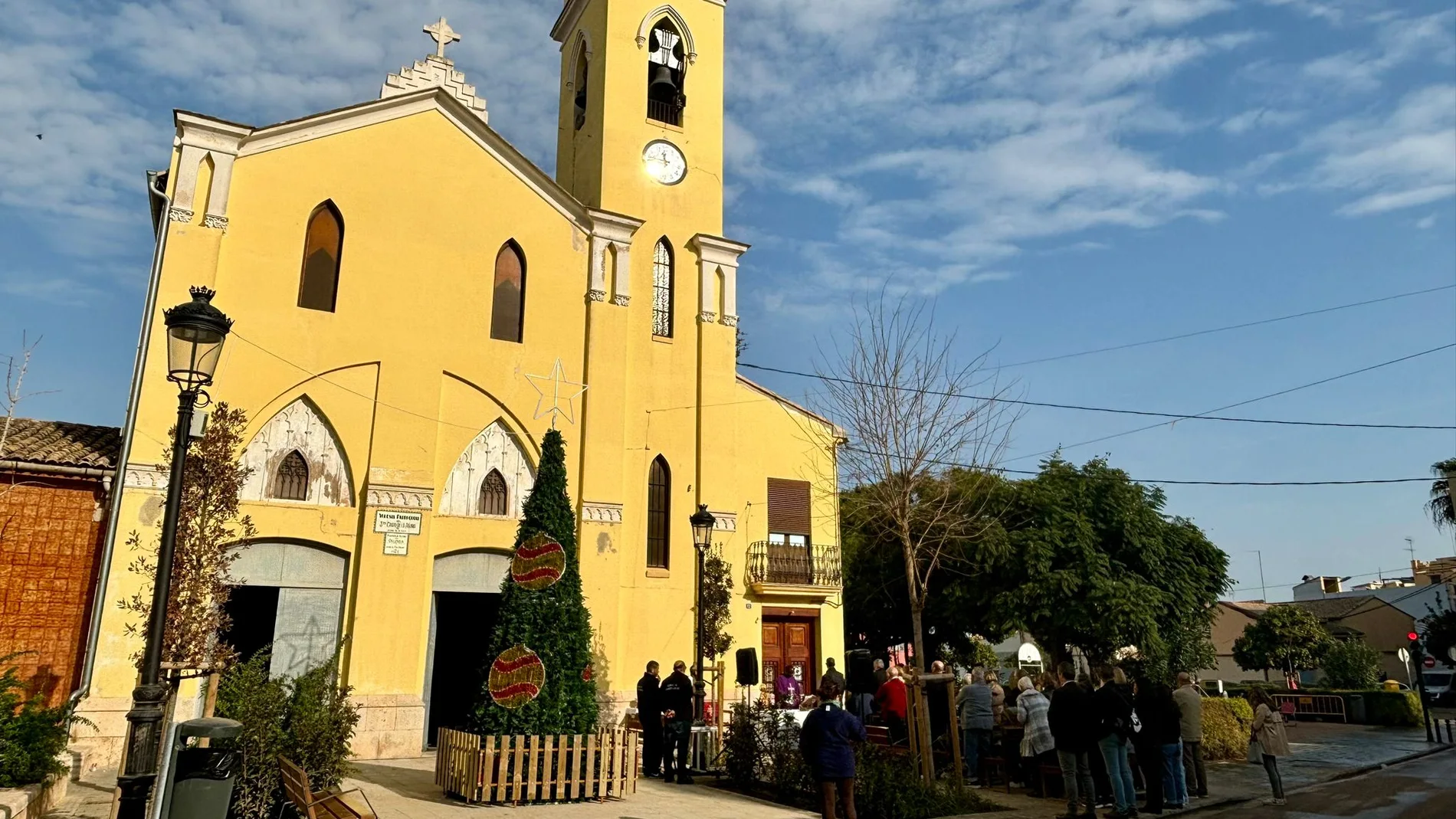 El Ayuntamiento ha comenzado a instalar adornos navideños en las pedanías del sur