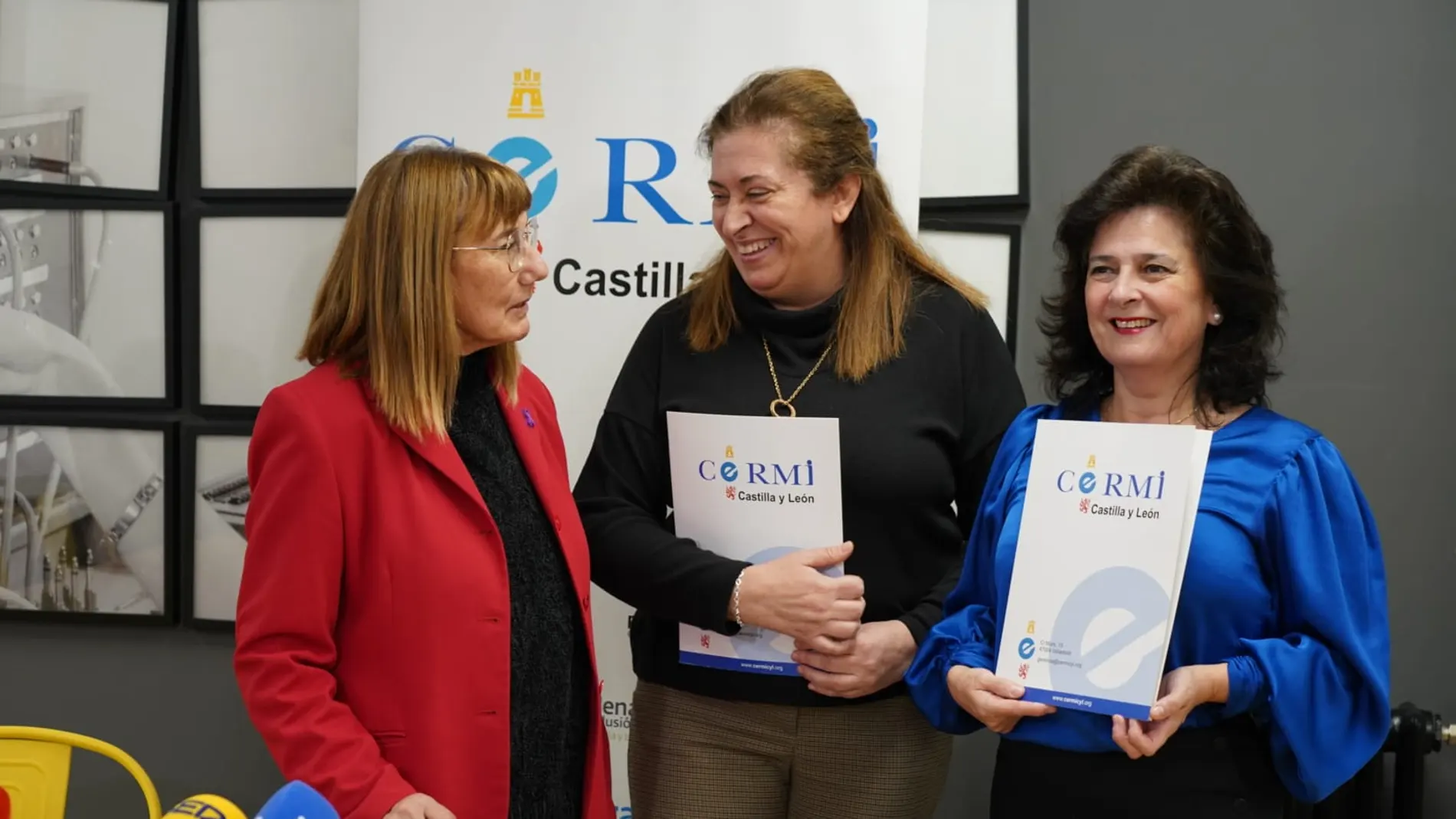 Elena Briongos, Aracelia de las Heras y Concepción Galván, tras la lectura del manifiesto