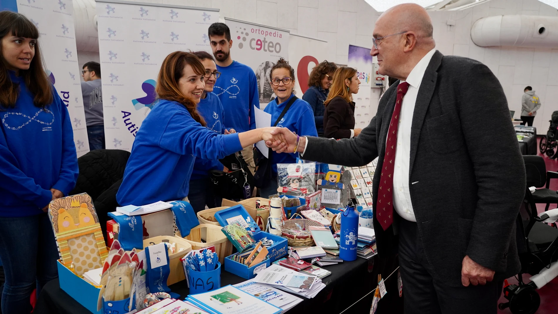 Jesús Julio Carnero asiste a la celebración de la I Feria Social que tiene lugar en la Cúpula del Milenio de Valladolid
