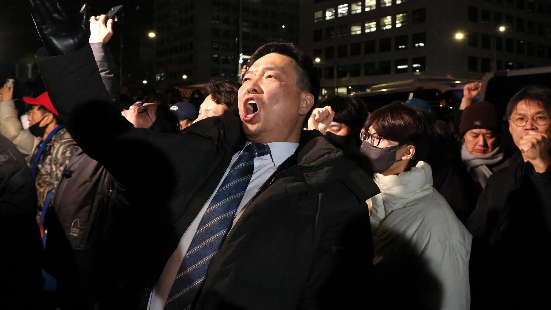 Seoul (Korea, Republic Of), 03/12/2024.- People protest outside the National Assembly after South Korean President Yoon Suk Yeol declared martial law in Seoul, South Korea, early 04 December 2024. South Korean President Yoon Suk Yeol had declared martial law on 03 December night, citing the need to root out pro-North Korean forces and uphold the constitutional order. (Protestas, Corea del Sur, Seúl) EFE/EPA/HAN MYUNG-GU