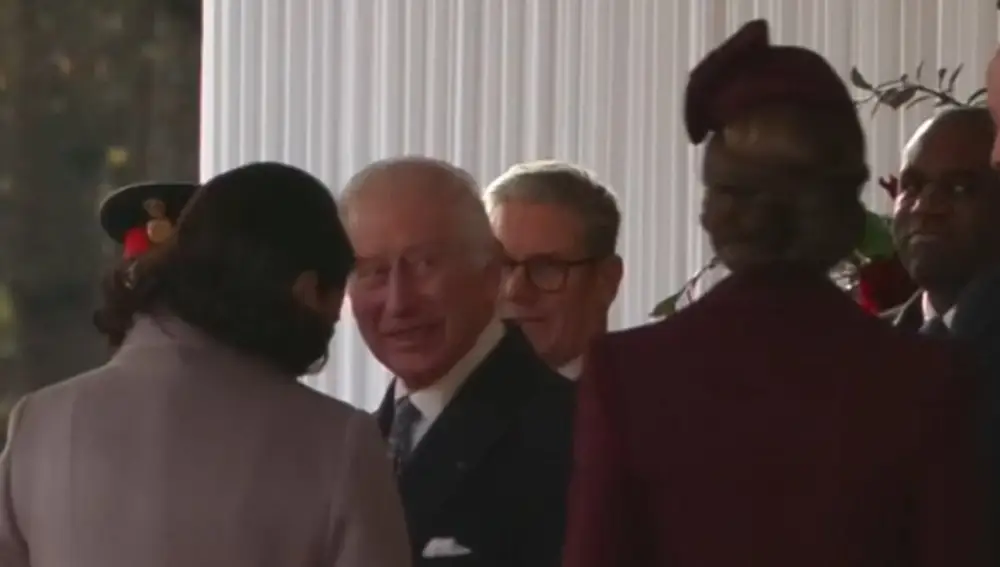 Instante en el que Carlos III ve a Kate antes de ignorarla