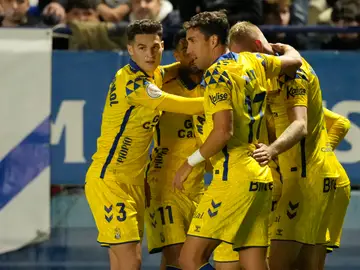 CE Europa - UD Las Palmas BARCELONA, 03/12/2024.- Los jugadores de Las Palmas celebran el segundo gol, durante el partido de segunda ronda de Copa del Rey que CE Europa y UD Las Palmas disputan este martes en el estadio municipal Nou Sardenya, en Barcelona. EFE/Enric Fontcuberta