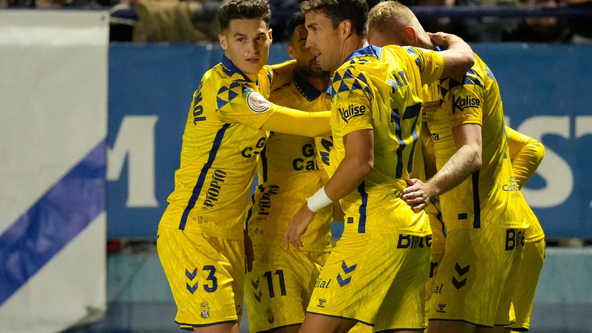 BARCELONA, 03/12/2024.- Los jugadores de Las Palmas celebran el segundo gol, durante el partido de segunda ronda de Copa del Rey que CE Europa y UD Las Palmas disputan este martes en el estadio municipal Nou Sardenya, en Barcelona. EFE/Enric Fontcuberta