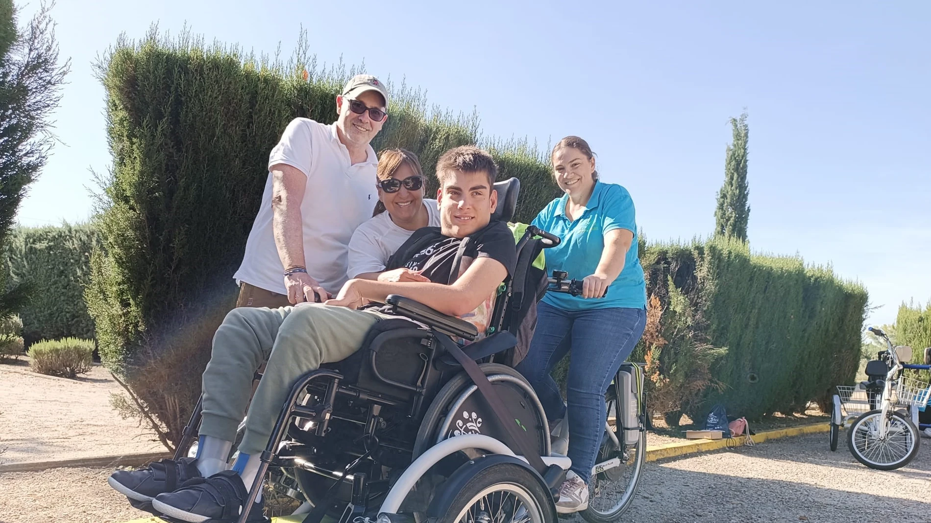Jaime en su bici, junto a sus padres