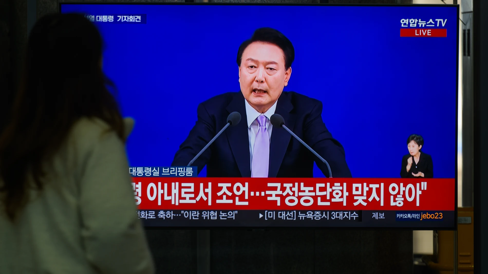 November 7, 2024, Seoul, South Korea: A 24-hour Yonhapnews TV broadcast at Yongsan Railway Station in Seoul live broadcast show South Korean President Yoon Suk Yeol answers a reporters' question during a news conference at the Presidential Office in Seoul. South Korean President Yoon Suk Yeol offered an apology November 7 for causing concerns to the people and vowed to revamp state affairs amid growing controversies surrounding first lady Kim Keon Hee. Europa Press/Contacto/Kim Jae-Hwan 07/...