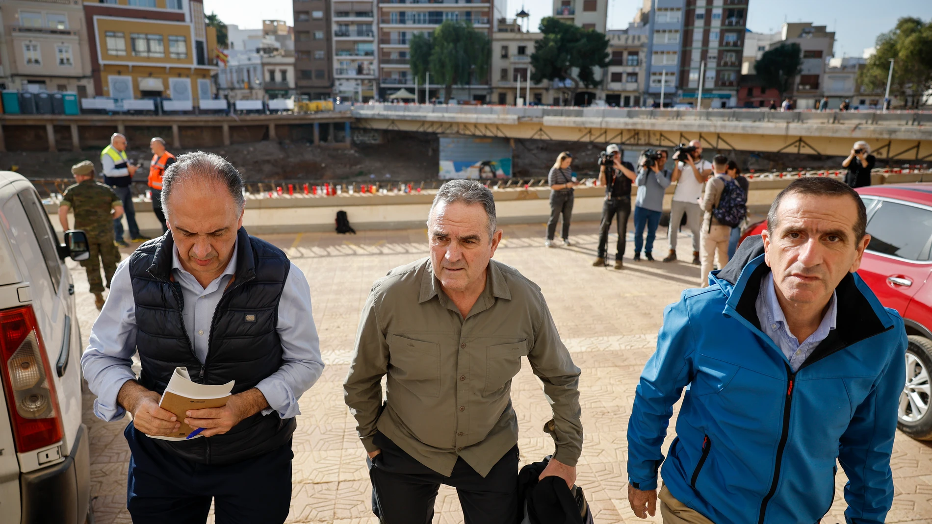 GRAFCVA4073. PAIPORTA (VALENCIA), 03/12/2024.- El vicepresidente segundo del Gobierno valenciano y conseller para la Recuperación Económica y Social, Francisco José Gan Pampols, y el secretario autonómico del Gabinete de la Vicepresidencia Segunda, Venancio Aguado de Diego (d), a su llegada al ayuntamiento de Paiporta que ha visitado este martes. EFE/Biel Aliño