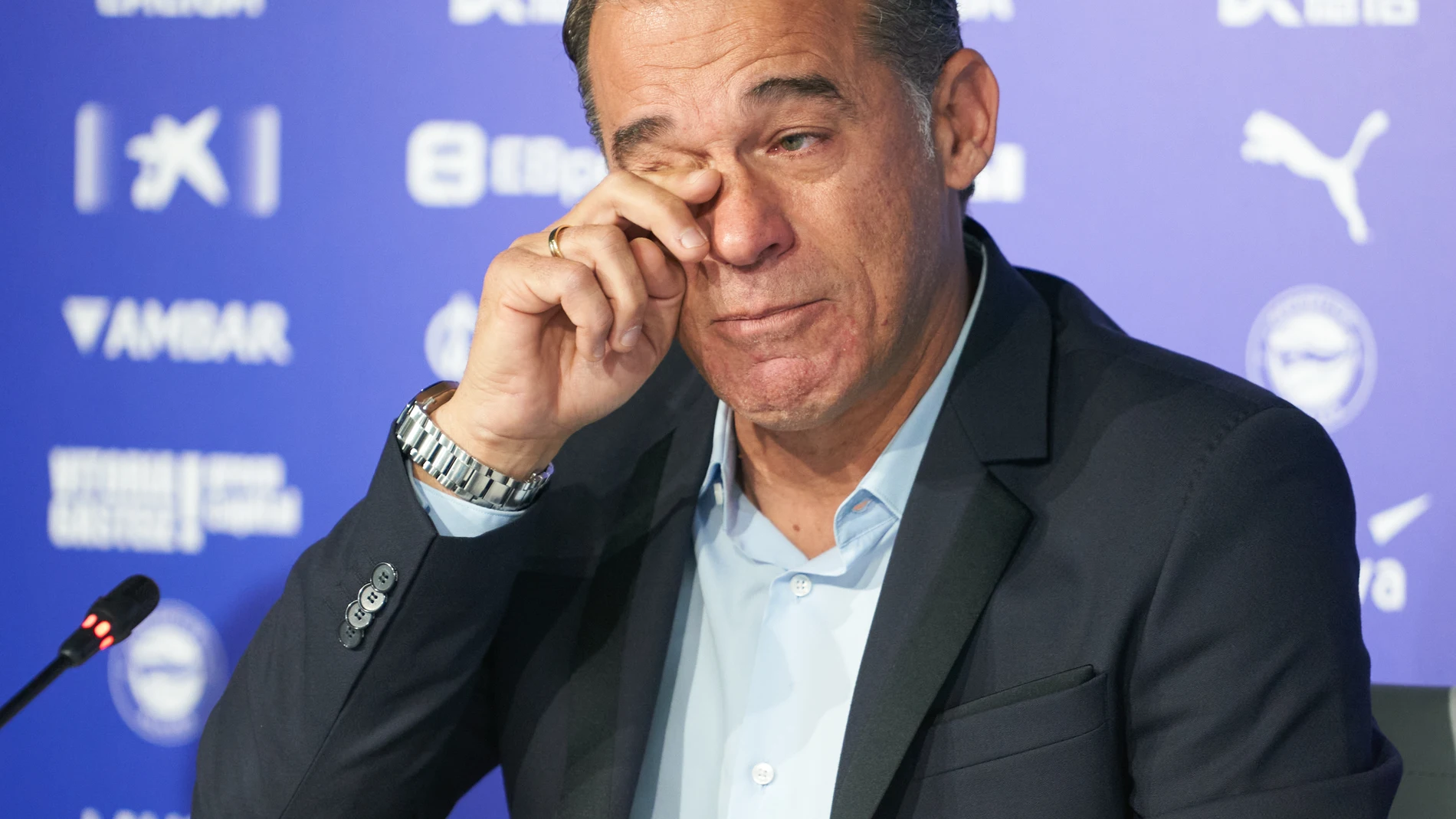 VITORIA, 03/12/2024.- El Deportivo Alavés ha despedido este martes en rueda de prensa a su entrenador, Luis García Plaza (en la imagen), en un acto en el que ha participado el presidente de la formación albiazul, Alfonso Trocóniz. EFE/ L. Rico