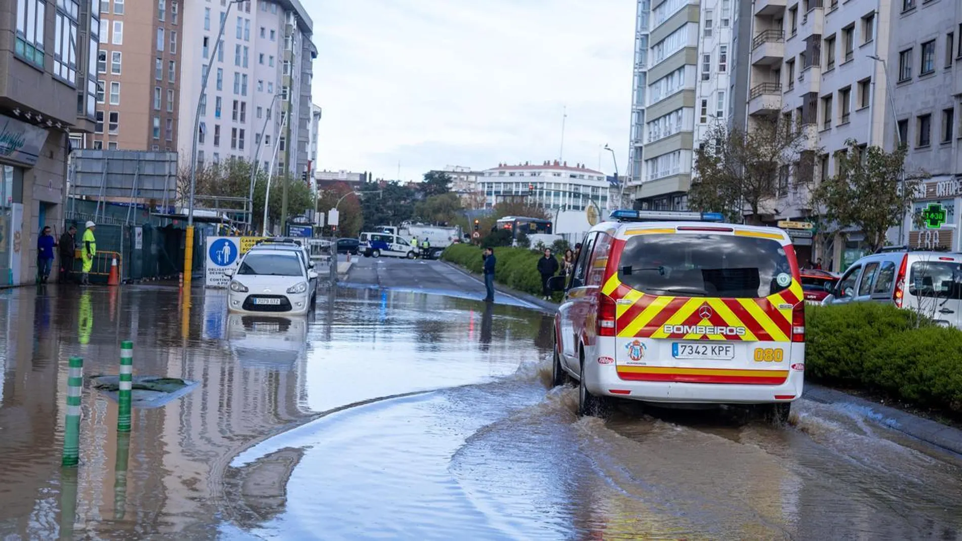 Una rotura de una tubería en la calle Caballeros provoca inundaciones y cortes de tráfico en A Coruña