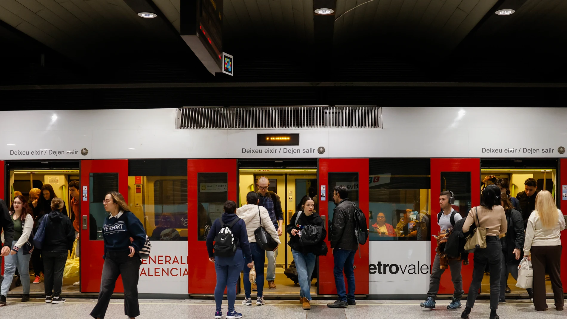 GRAFCVA4036. VALENCIA, 03/12/2024.- Numerosos pasajeros transitan por la estación de Xátiva cuando las líneas 3, 5 y 9 de Metrovalencia han vuelto a prestar servicio este martes en todo su recorrido y las líneas 1, 2 y 7 han retomado la circulación de trenes de forma parcial más de un mes después de la dana del 29 de octubre, gracias a la instalación del nuevo puesto de mando provisional en los talleres de la avenida Hermanos Machado. EFE/Ana Escobar