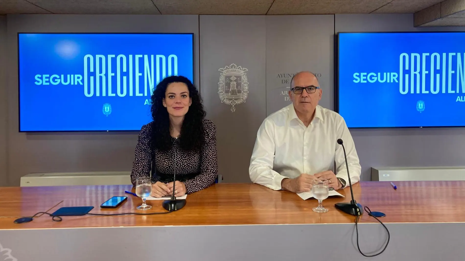 Los portavoces del Gobierno Local, Cristina Cutanda y Manuel Villar, en la rueda de prensa del Gobierno Local hoy