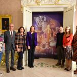 Catalá y el concejal Ballester con representantes del comercio y con el artista Ramón Pla