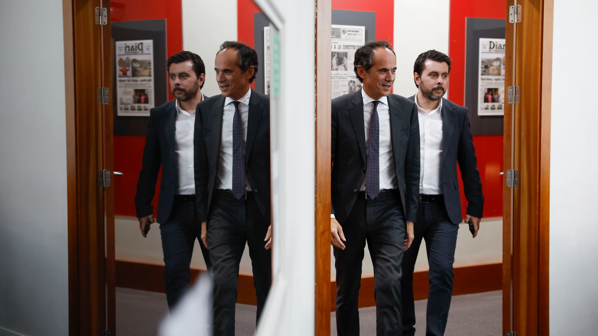 MADRID, 03/12/2024.- El hasta ahora secretario de Estado de Comunicación Francesc Vallés (i) seguido por su sustituto, Ion Antolín (d), asisten a la rueda de prensa tras la reunión del Consejo de Ministros, este martes en el Palacio de la Moncloa. EFE/ Javier Lizón