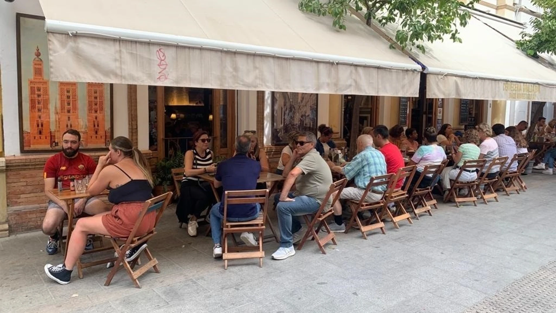 (Foto de ARCHIVO) Imagen de actividad hostelera en Sevilla REMITIDA / HANDOUT por AYUNTAMIENTO DE SEVILLA Fotografía remitida a medios de comunicación exclusivamente para ilustrar la noticia a la que hace referencia la imagen, y citando la procedencia de la imagen en la firma 27/12/2023