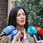 Esther Gutiérrez atiende a los medios tras presentar su precandidatura a la Secretaría general del PSOE de Extremadura