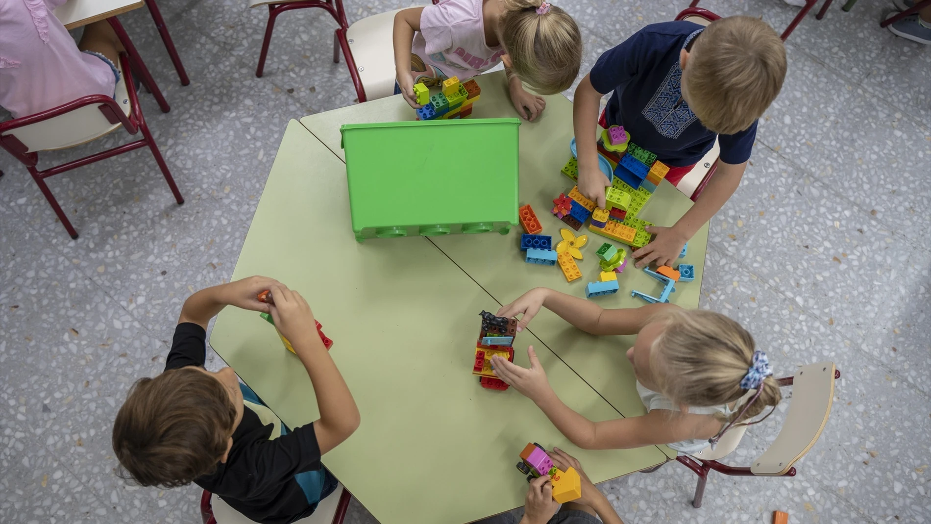 Varios niños juegan en el colegio