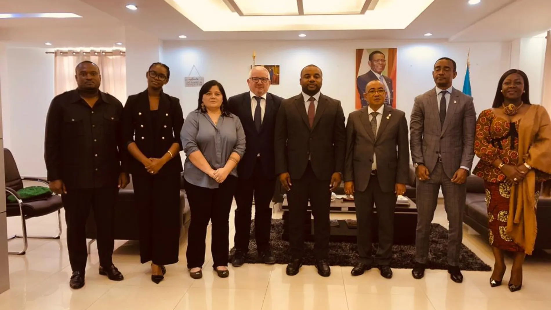 De derecha a izquierda: Nuria Lucía Beholi, Secretaria de Estado de Turismo de Guinea Ecuatorial; Gaudencio Mahabá Messu, Viceprimer Ministro Encargado del Ministerio de Comercio, Promoción de Empresas e Industria; Antonio Pedro Oliveira Dorupu, Ministro de Turismo e Infraestructuras Turísticas; Claudio Vázquez Eló, Director General de ANDGE; Jesús Suso, Director General de KBCF Guinea, y Silvia Carvalho Da Costa, CEO de KBCF Consultores, junto a otros miembros del gobierno ecuatoguineano