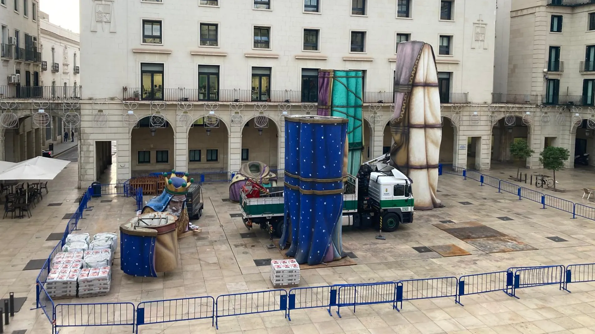 El Belén Monumental se está instalando en la Plaza del Ayuntamiento