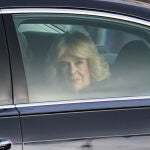 La reina Camilla llegando al Palacio de Buckingham 
