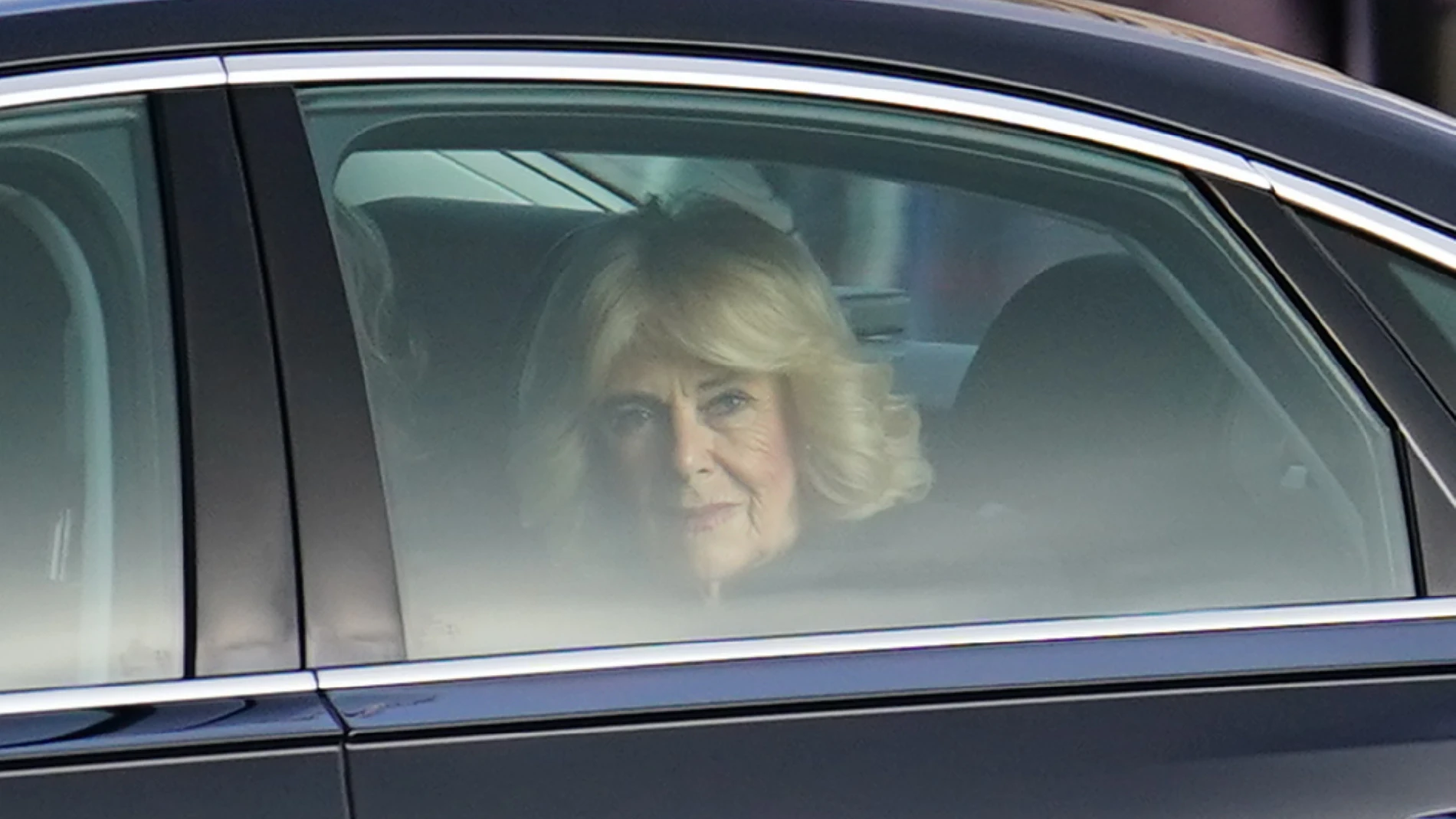 La reina Camilla llegando al Palacio de Buckingham