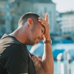 Persona con la mano en la cabeza