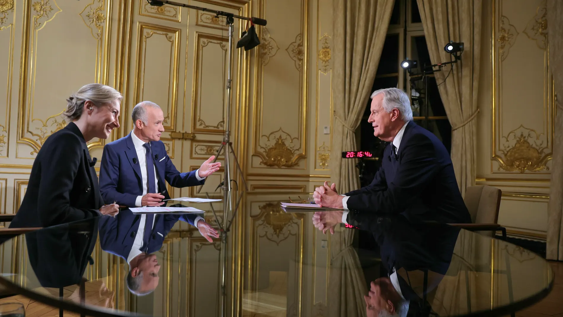 Paris (France), 03/12/2024.- France's Prime Minister Michel Barnier (R) delivers remarks during a televised interview broadcast by news anchors Gilles Bouleau (C) and Anne-Sophie Lapix, on the evening news on French TV channels, at Hotel Matignon in Paris, France, 03 December 2024. Opposition lawmakers vowed to topple the minority government of Barnier in a no-confidence vote after just three months in office. (Francia) EFE/EPA/THOMAS SAMSON / POOL MAXPPP OUT
